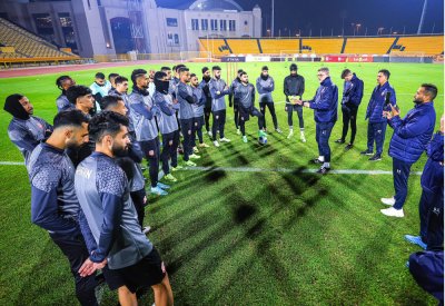 “الأحمر” يواجه “حامل اللقب” بطموح العبور