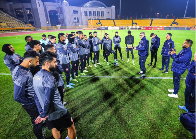 “الأحمر” يواجه “حامل اللقب” بطموح العبور