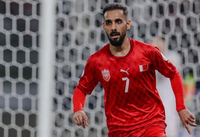 علي مدن يُتوج بجائزة أفضل لاعب في مباراة البحرين والعراق