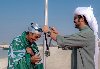 سبحت من الخبر إلى البحرين.. خالد بن حمد يشيد بإنجاز السباحة السعودية مريم بن لادن
