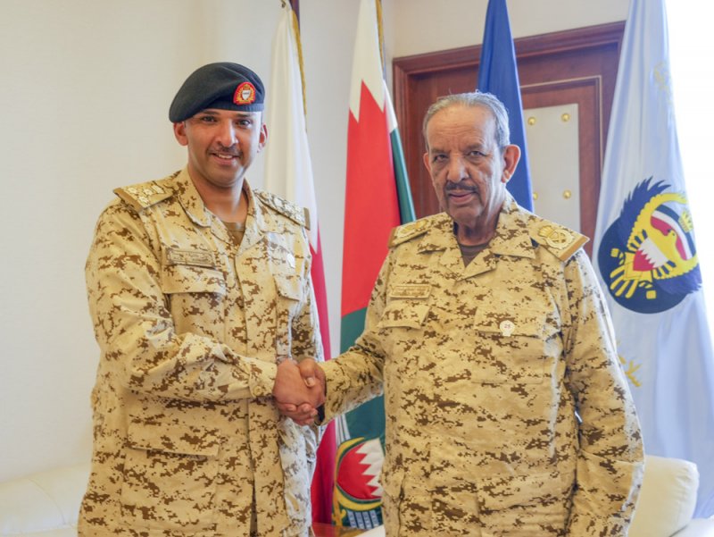 القائد العام لقوة دفاع البحرين يستقبل العميد الركن المهندس الشيخ علي بن خليفة بن أحمد آل خليفة