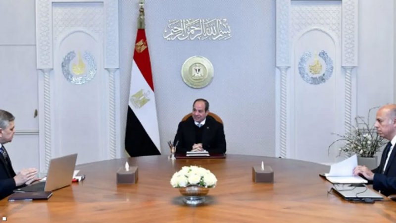 السيسي يبحث تأثير الوضع الإقليمي على قناة السويس