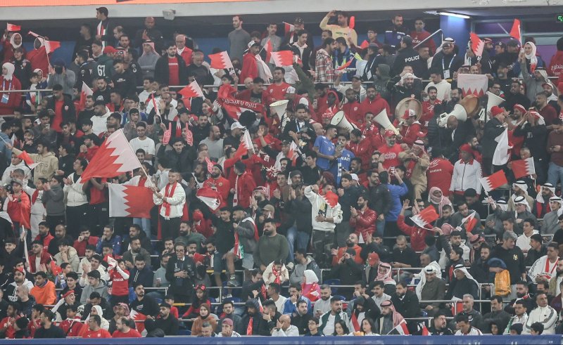 الجماهير البحرينية تتغنى بـ"الأحمر"