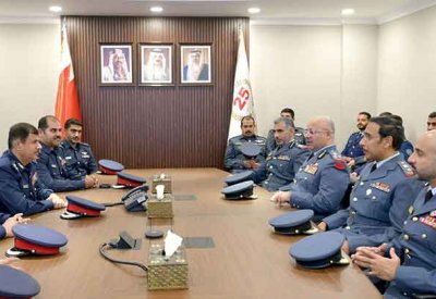 وفد من دورة "الأركان الصغرى المشتركة" يزور إدارة العمليات وطيران الشرطة