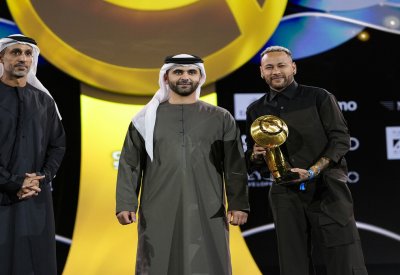 نيمار يهدي جائزة "غلوب سوكر" لجماهير الهلال