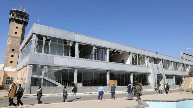 مسؤول أممي: طائرة تقل مئات اليمنيين نجت من كارثة القصف الإسرائيلي