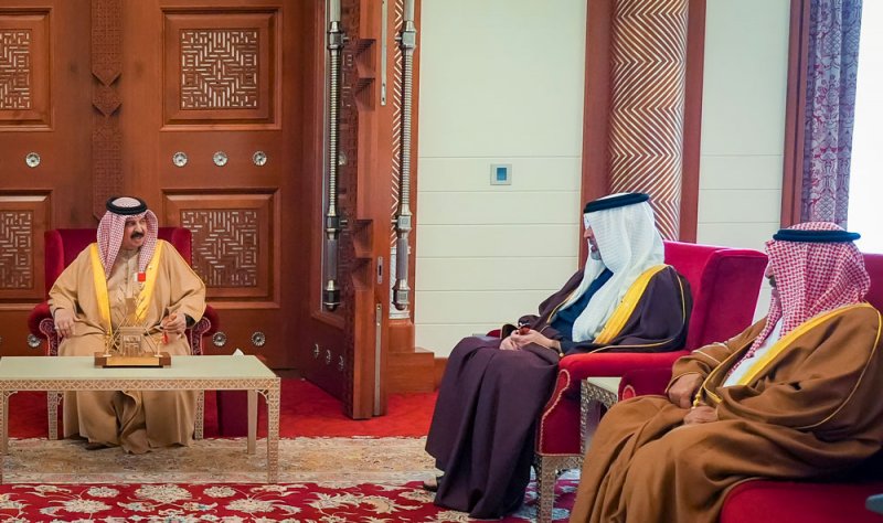 جلالة الملك المعظم يستقبل سمو رئيس المجلس الأعلى للبيئة وعدد من المسؤولين