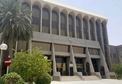 مواصلة تنفيذ المبادرات والخطط المتعلقة بتطوير سوق العمل