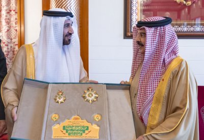 جلالة الملك المعظم يستقبل رئيس البرلمان العربي لتقديم وسام القائد لجلالته