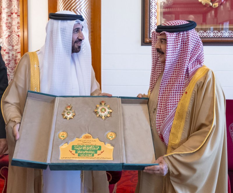 جلالة الملك المعظم يستقبل رئيس البرلمان العربي لتقديم وسام القائد لجلالته