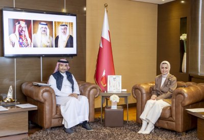 وزيرة شؤون الشباب تستقبل الرئيس التنفيذي لشركة ممتلكات البحرين القابضة