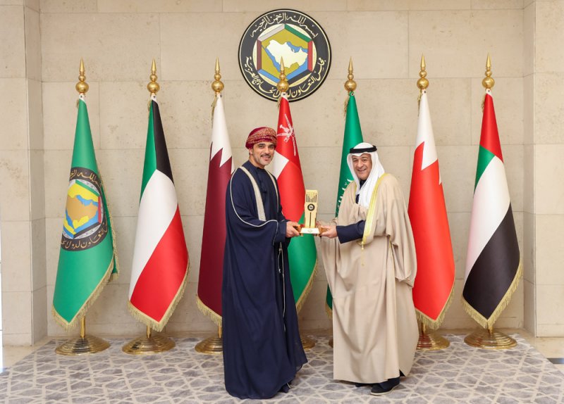 الأمين العام لمجلس التعاون يستقبل سفير عمان لدى السعودية بمناسبة انتهاء مهام عمله