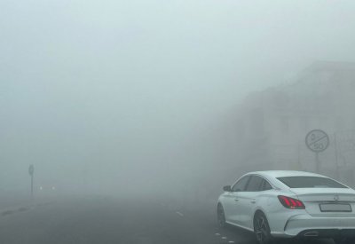 ضباب وتدني للرؤية.. و"المرور" تدعو مستخدمي الطريق للحيطة والحذر