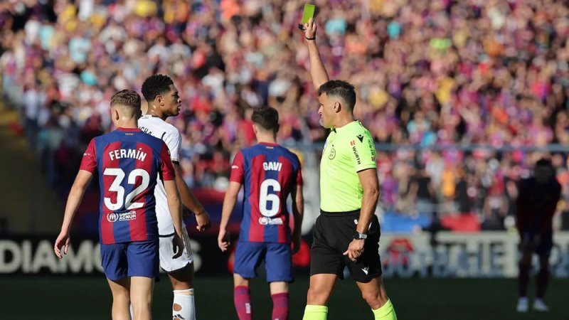 الحكم مانزانو في "الكلاسيكو".. برشلونة لا يفوز