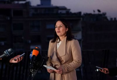 وزيرة خارجية ألمانيا تعد بتخفيف العقوبات الأوروبية على سوريا