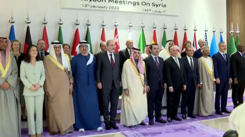 اجتماعات سوريا تنطلق من الرياض.. الأوروبيون يبحثون رفع العقوبات