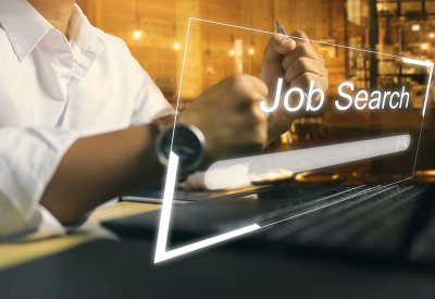 تقرير "البلاد": 55 شاغرا من بينها مسؤولين بالتسويق والـ "HR" ومستشار قانوني