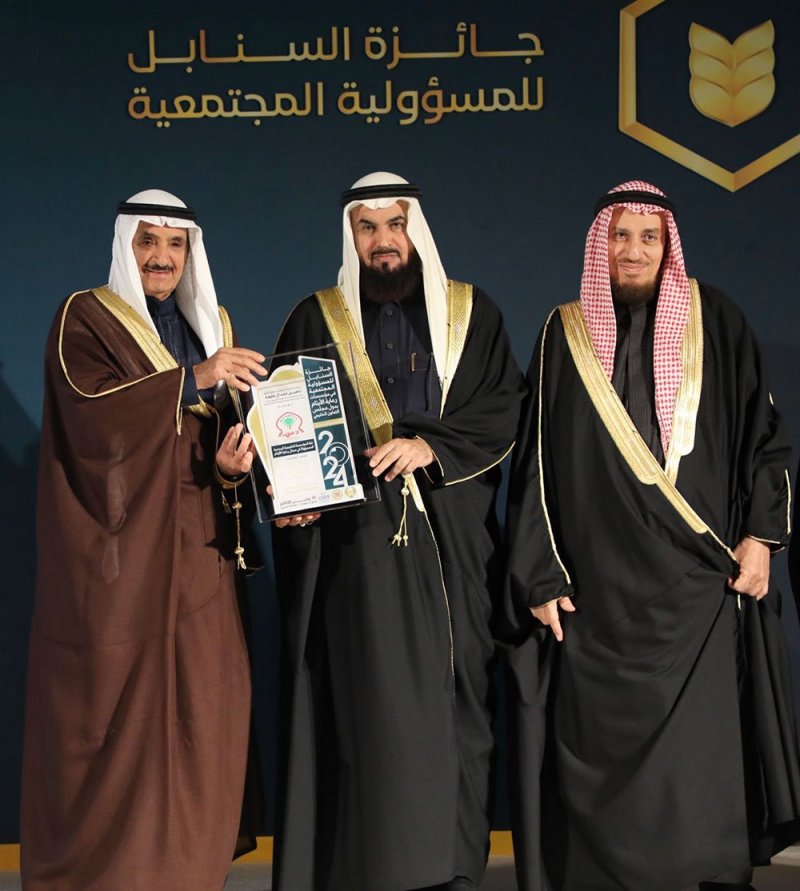 الهاجري يتسلم جائزة السنابل للمسؤولية المجتمعية في مجال رعاية الأيتام بدول مجلس التعاون 2024