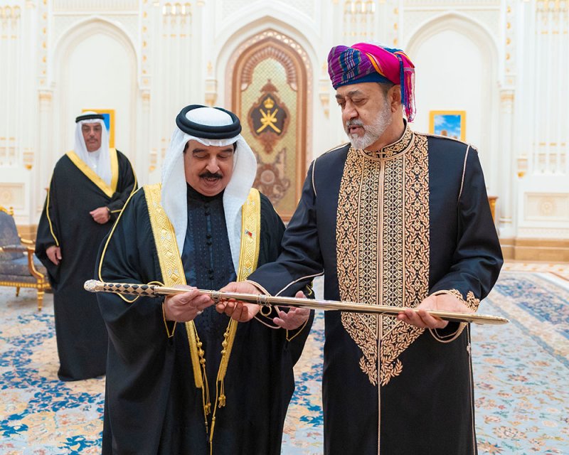 جلالة سلطان سلطنة عمان يقيم مأدبة عشاء بمناسبة زيارة الدولة التي يقوم بها جلالته للسلطنة الشقيقة