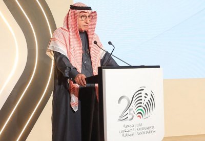 رئيس اتحاد الصحفيين الخليجيين يشيد بحهود جمعية الصحفيين الإماراتية في احتفالها باليوبيل الفضي