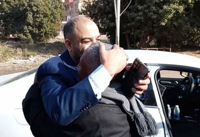 بعد رحلة بحث لـ30 عاماً.. لقاء مؤثر يجمع طلاباً يمنيين بمعلمهم المصري