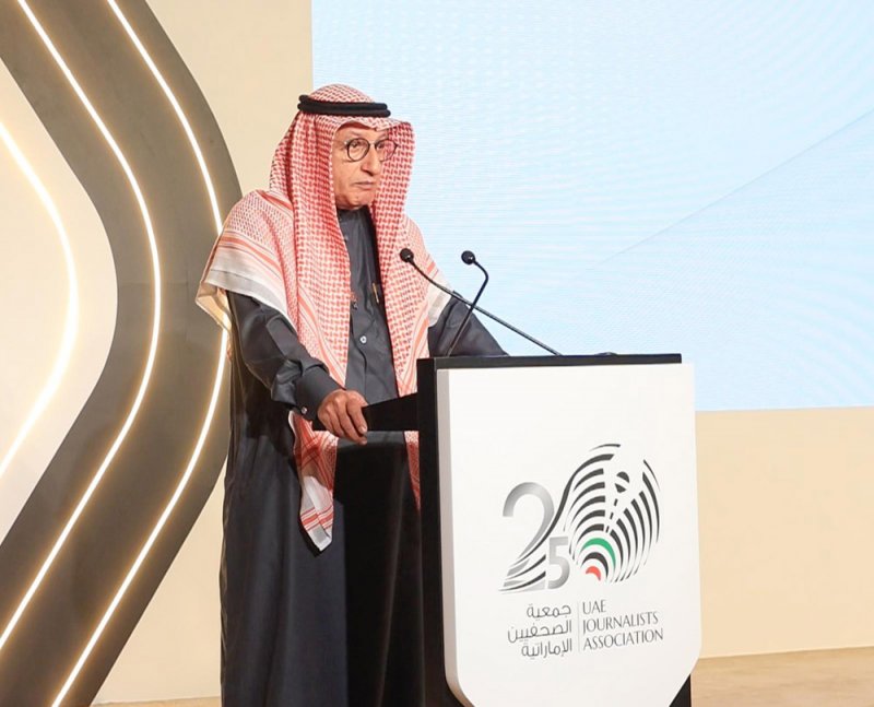 رئيس اتحاد الصحفيين الخليجيين يشيد بحهود جمعية الصحفيين الإماراتية في احتفالها باليوبيل الفضي