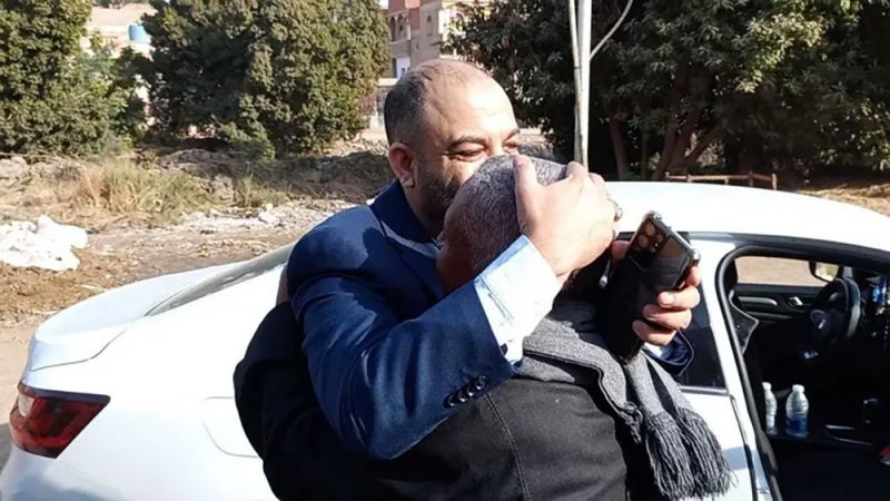 بعد رحلة بحث لـ30 عاماً.. لقاء مؤثر يجمع طلاباً يمنيين بمعلمهم المصري