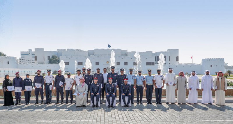 مدير عام الإدارة العامة للإعلام والثقافة الأمنية يكرم المشاركين في دورة "أساسيات التصوير الفوتوغرافي والتلفزيوني"