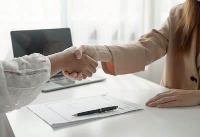 "البلاد" تنشر 66 شاغرًا لوظائف... فرص للعمل بمدارس ومكاتب محاماة وشركات