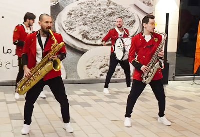 Dancing Brass تُقيم عروضها في شوارع المملكة