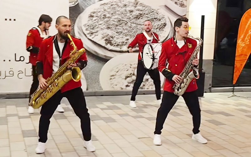 Dancing Brass تُقيم عروضها في شوارع المملكة