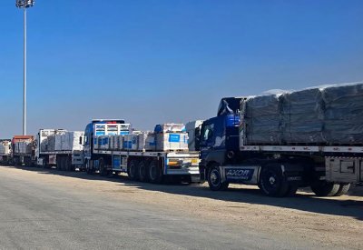 عشرات الشاحنات تبدأ الدخول من مصر إلى غزة