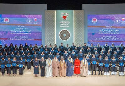 نيابة عن سمو ولي العهد رئيس مجلس الوزراء.. سمو الممثل الخاص لجلالة الملك المعظم يحضر حفل تخريج الفوج الثاني من منتسبي البرنامج التأسيسي الدبلوماسي لأكاديمية محمد بن مبارك آل خليفة للدراسات الدبلوماسية