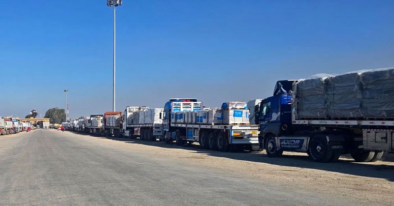 عشرات الشاحنات تبدأ الدخول من مصر إلى غزة