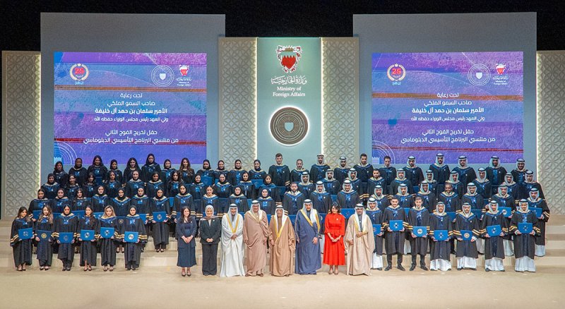 نيابة عن سمو ولي العهد رئيس مجلس الوزراء.. سمو الممثل الخاص لجلالة الملك المعظم يحضر حفل تخريج الفوج الثاني من منتسبي البرنامج التأسيسي الدبلوماسي لأكاديمية محمد بن مبارك آل خليفة للدراسات الدبلوماسية