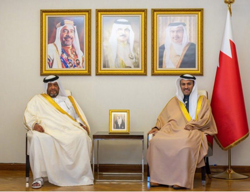 وزير الإعلام يستقبل سفير دولة قطر الشقيقة لدى مملكة البحرين