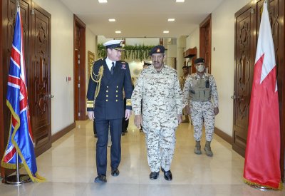 القائد العام لقوة دفاع البحرين يستقبل قائد الأسطول البحري الملكي البريطاني
