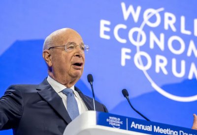 مؤسس منتدى دافوس: العالم عند نقطة تحول ولا سبيل سوى التعاون