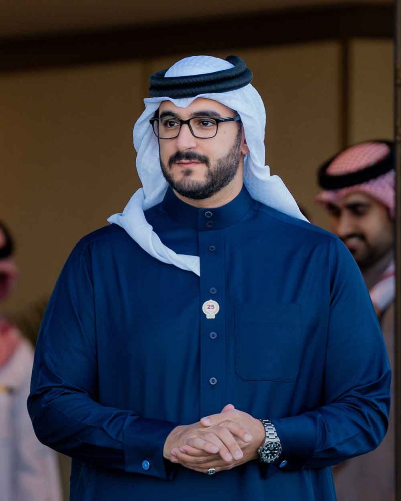 بالصور.. سمو الشيخ عيسى بن سلمان بن حمد يشهد السباق 14 للخيل