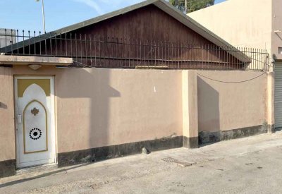 100 بيت خشبي بمدينة عيسى منذ نصف قرن