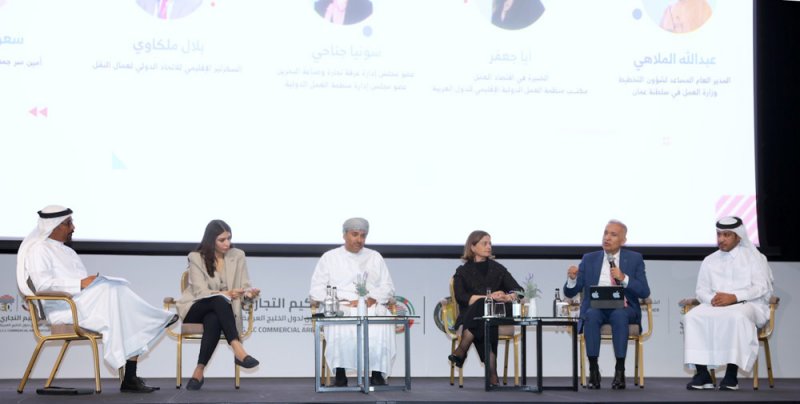 خبراء: العمل في "المنصات الرقمية" ليس حياة وردية