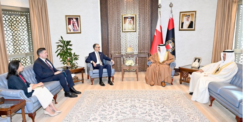 معالي وزير الداخلية يستقبل السفير الأمريكي ويشيد بالشراكة الاستراتيجية بين البحرين والولايات المتحدة