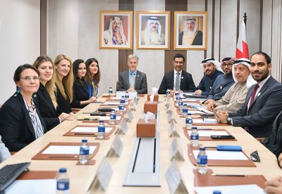 وزير شؤون البلديات والزراعة يلتقي وفدا بريطانيا لبحث تعزيز التعاون في مجال التنمية الزراعية