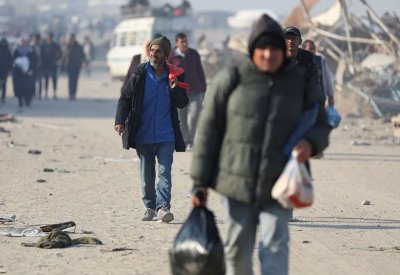 إصابة فلسطينيين برصاص إسرائيلي.. وآلاف يعودون إلى شمال غزة