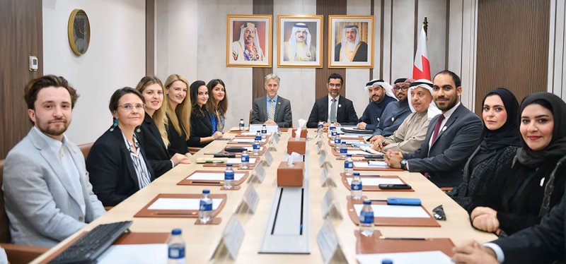 وزير شؤون البلديات والزراعة يلتقي وفدا بريطانيا لبحث تعزيز التعاون في مجال التنمية الزراعية