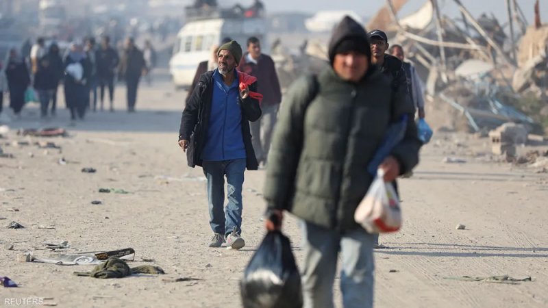 إصابة فلسطينيين برصاص إسرائيلي.. وآلاف يعودون إلى شمال غزة