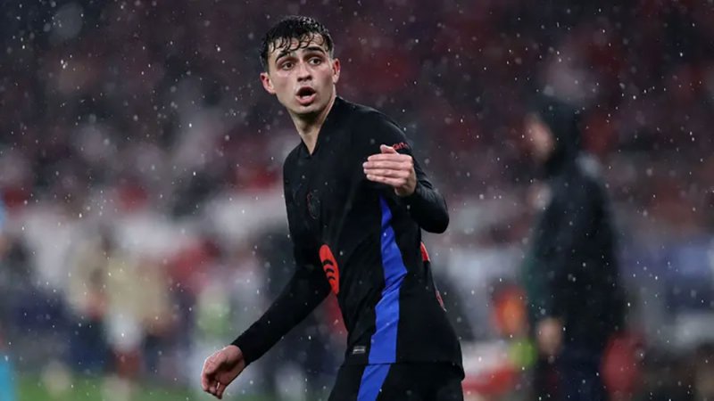 بيدري يمدد عقده مع برشلونة