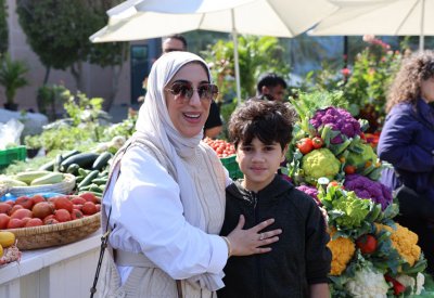 بالصور: وزيرة السياحة في جولة بسوق المزارعين في فندق الريتز كارلتون