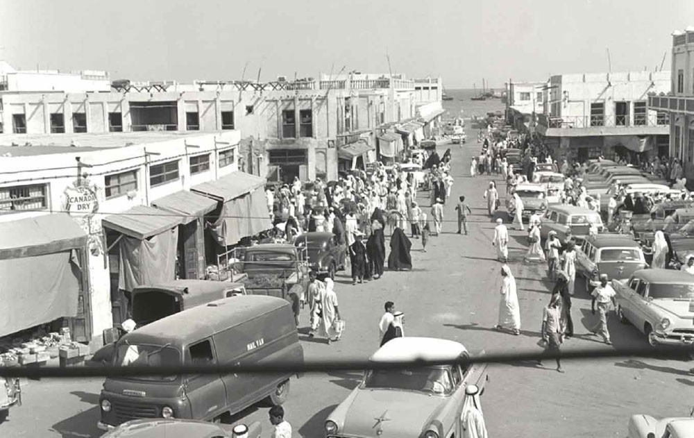 صورة تعود إلى الخمسينات حيث تستورد شركة عبدالله العوجان المواد الغذائية عبر فرضة المنامة