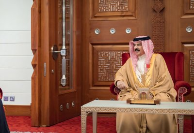 جلالة الملك المعظم يستقبل وزير الخارجية والهجرة وشؤون المصريين بالخارج ويؤكد متانة ورسوخ العلاقات البحرينية المصرية
